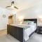 3 Mi to TPC Chic Condo with Pool Access and Grills - 斯科茨