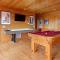 Bears Den Way Resort Cabin w Games Hot Tub View Mins from Dollywood - 赛维尔维尔