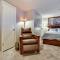 1 Mi to Dtwn Home with Fire Pit in St Paul - Falcon Heights