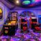 Sleeps 26 Resort Home w On-Site Waterpark Pool Flamingo Grove by AvantStay - Давенпорт