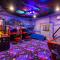 Sleeps 26 Resort Home w On-Site Waterpark Pool Flamingo Grove by AvantStay - Давенпорт