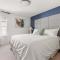 Sleeps 26 Resort Home w On-Site Waterpark Pool Flamingo Grove by AvantStay - Давенпорт