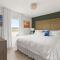 Sleeps 26 Resort Home w On-Site Waterpark Pool Flamingo Grove by AvantStay - Давенпорт