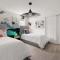 Sleeps 26 Resort Home w On-Site Waterpark Pool Flamingo Grove by AvantStay - Давенпорт