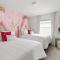 Sleeps 26 Resort Home w On-Site Waterpark Pool Flamingo Grove by AvantStay - Давенпорт