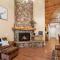 Resort Style Pine Top Cabin, Deck Views and Sleeps 12 - Indian Pine