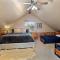 Resort Style Pine Top Cabin, Deck Views and Sleeps 12 - Indian Pine