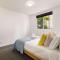 Newly Renovated 3BR Apartment 2 Parking Spaces Pool Gym City Views Walk to Shops