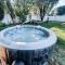 Stylish home with hot tub and ping pong table! - 辛格尔顿