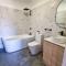 Stylish home with hot tub and ping pong table! - 辛格尔顿