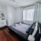Stylish home with hot tub and ping pong table! - 辛格尔顿