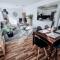 Stylish home with hot tub and ping pong table! - 辛格尔顿