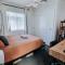 Stylish home with hot tub and ping pong table! - 辛格尔顿