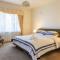 Prime Location House with Pool in Kew