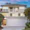 Pool side Luxury pet friendly - walk to the beach