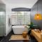 The Vibe Beach House - direct beach access, spa