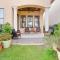 4 Bedroom house on the golf course with 2 golf carts!