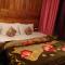 Rustic wood house - A village home stay in Jibhi Valley