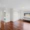 Front Lake View 4Bed Home with Pool and Mins to Mall - Doolandella