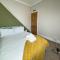 Newly redecorated 4 bed with private courtyard and terrace 5 mins to racing
