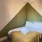 Newly redecorated 4 bed with private courtyard and terrace 5 mins to racing - 纽马基特