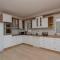 Three-Bedroom Apartment In Podaca