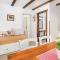 Nice Home In Cres With Wifi