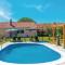 Awesome Home In Unesic With Jacuzzi - Unešić