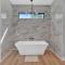 Lake House -Pool Table Hot Tub Fire Pit Boat Dock - 金斯顿