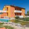 6 Bedroom Amazing Home In Bratulici