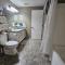 Centrally Located 1500 SqFt Private Guest Suite with Hot Tub - ميريديان