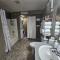 Centrally Located 1500 SqFt Private Guest Suite with Hot Tub - ميريديان