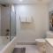 2BR & 2BA Oasis at Beachwalk - شاطئ هالانديل