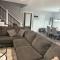 Stay in a new modern townhouse Sleeps 10 - 斯内尔维尔
