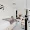 JOIVY Stylish Apartment with Balcony in Old Town - Edinburgh