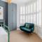 Period-Chic 2BD Flat with Private Patio - Londyn