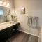 Brooklynns Bay, Elegant Lakefront Condo Retreat