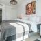 LCR4- Large 3 bed apt close to beaches - مربلة