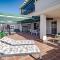 LCR4- Large 3 bed apt close to beaches - مربلة