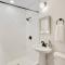 Chic home with king bed in Raleigh - رالي