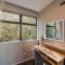 Hamptons Retreat - 1BR with Hot Tub and Fireplace - Prebbleton