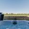 Hamptons Retreat - 1BR with Hot Tub and Fireplace - Prebbleton