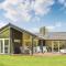 Three-Bedroom Holiday Home In Dronningmolle
