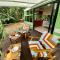 Jungle Bus, 5 min drive to PlayaLinda, 15 to Dominical, Wifi Starlink - Quepos