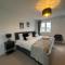 Kings Reach Slough nr Legoland and Ascot Stylish Homely House Sleeps Eight - Langley Marish