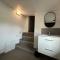 Comfortable A C, nice decor - 勒吕克
