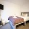 6-Bedroom Contractor House with 9 Beds - Managed by Your Lettings Short Lets & Serviced Accommodation Peterborough including Free Parking and WiFi and Netflix