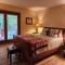 O1 Slopeside Bretton Woods cottage with AC large patio and private yard Walk to slopes