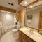 O1 Slopeside Bretton Woods cottage with AC large patio and private yard Walk to slopes
