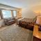 O1 Slopeside Bretton Woods cottage with AC large patio and private yard Walk to slopes